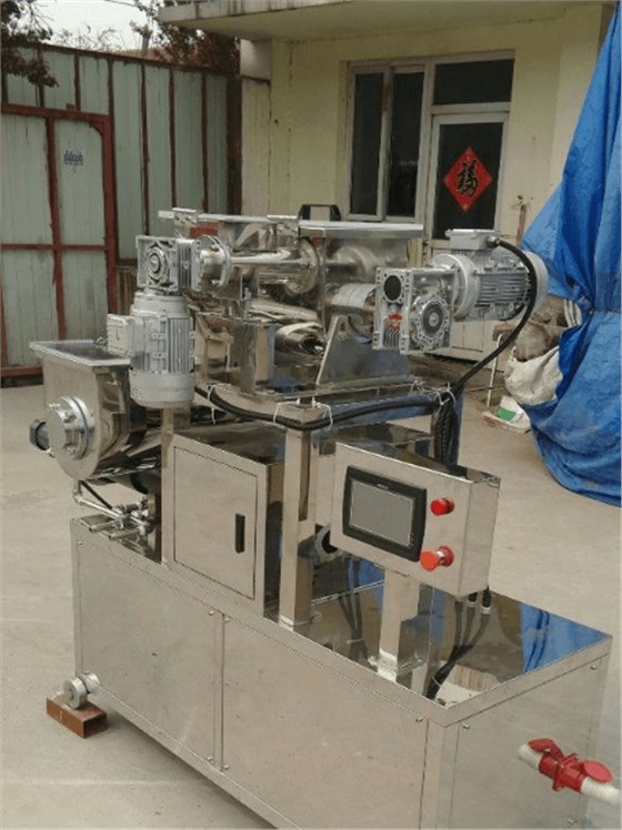 艾思捷蝸輪蝸桿減速機應(yīng)用在通心粉擠壓機上.png